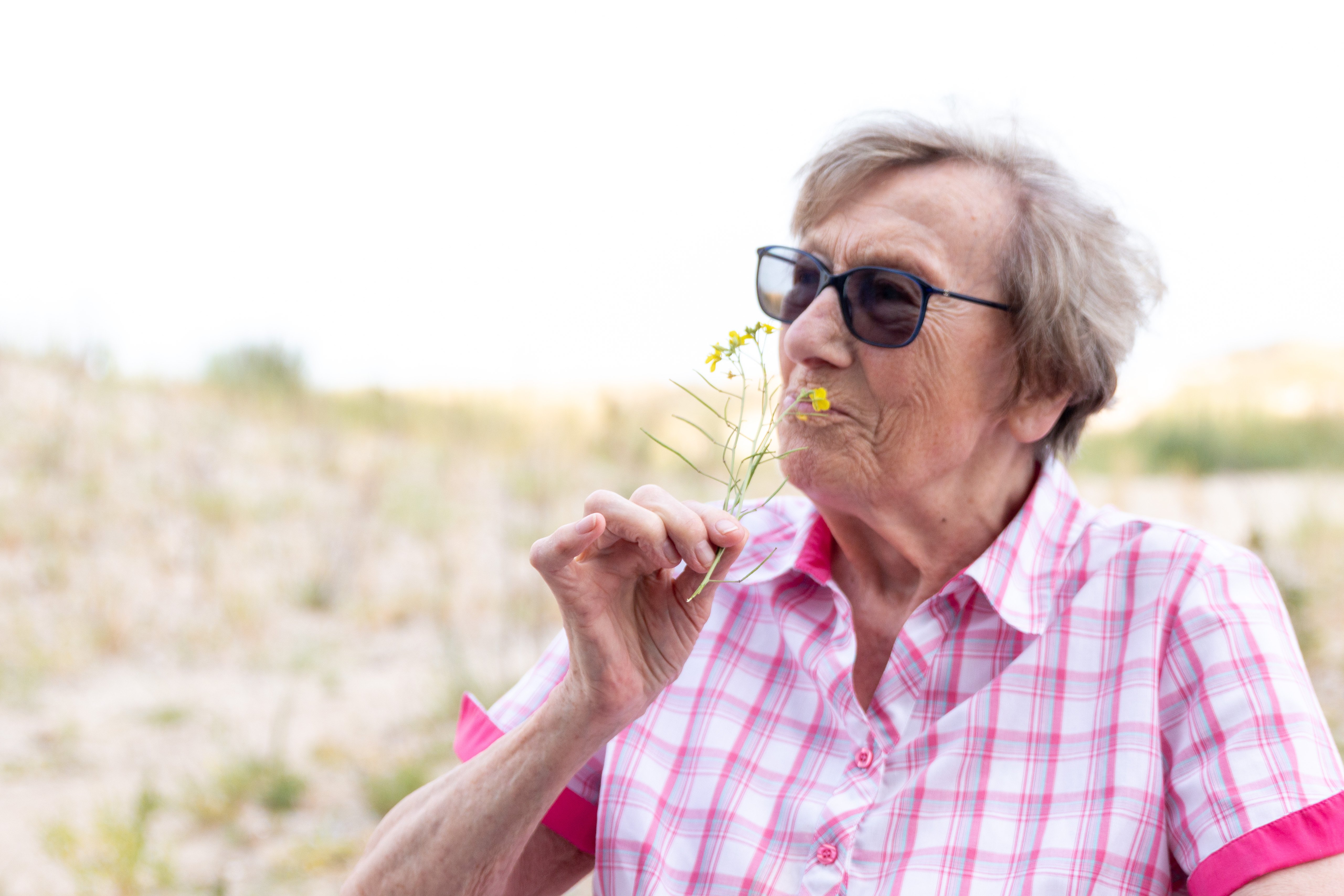 Vrouw met bloem_Woonzorgcentrum_Duinenzee_DePanne
