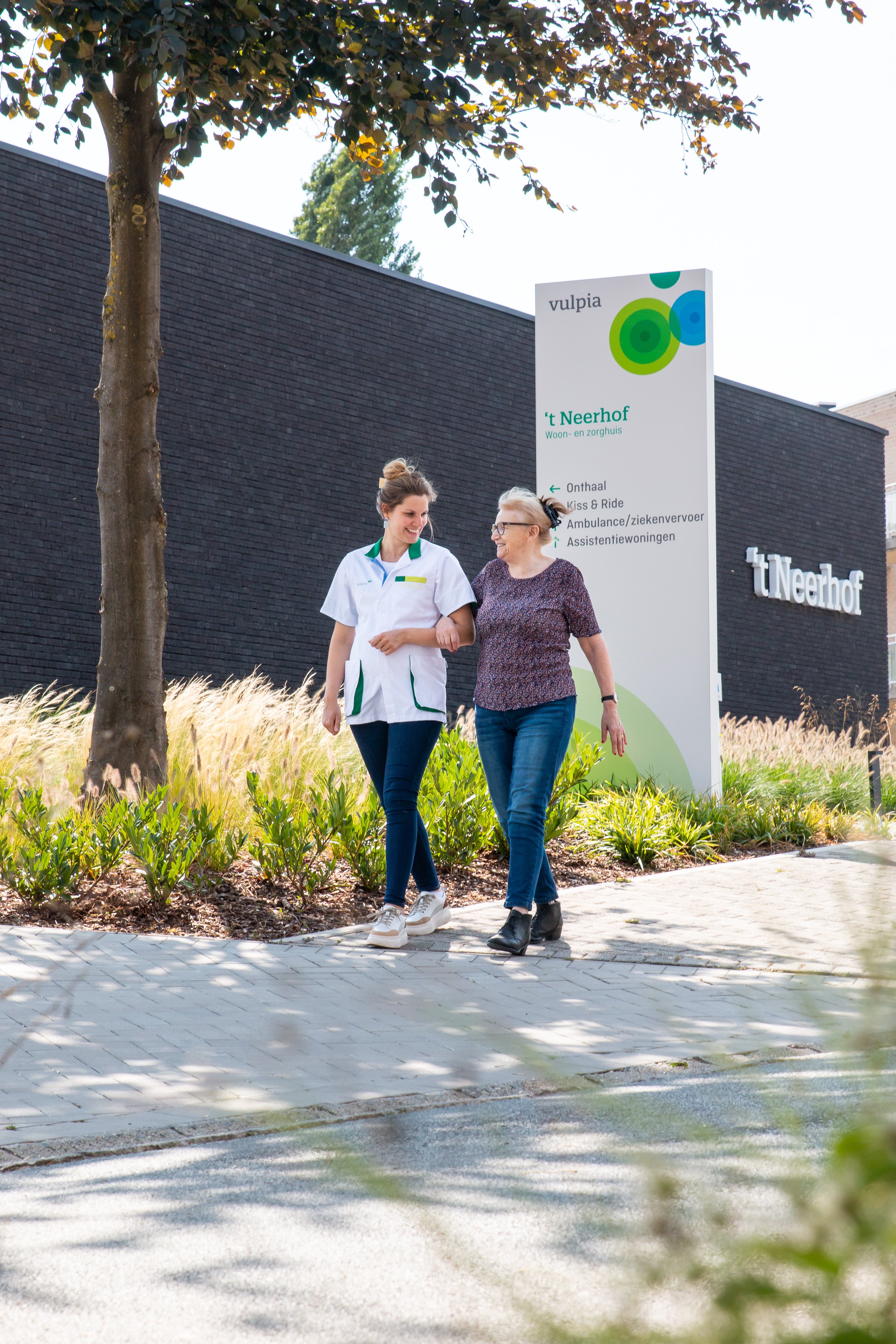 Woonzorgcentrum_Neerhof_Brakel_wandelde lachende mensen