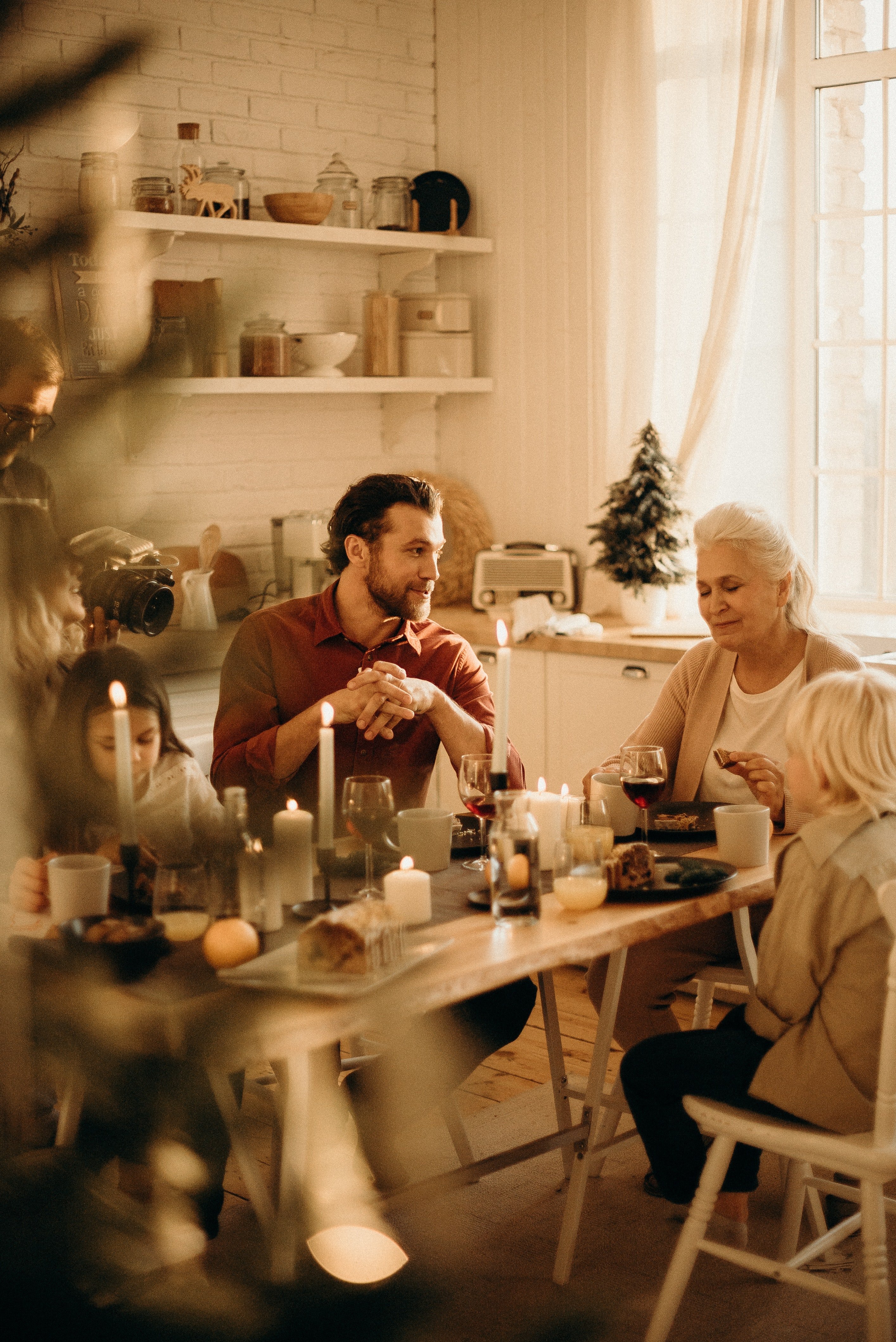 Familie zit aan tafel
