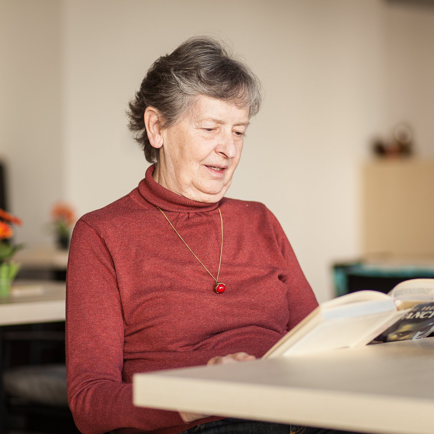 vrouw leest boek
