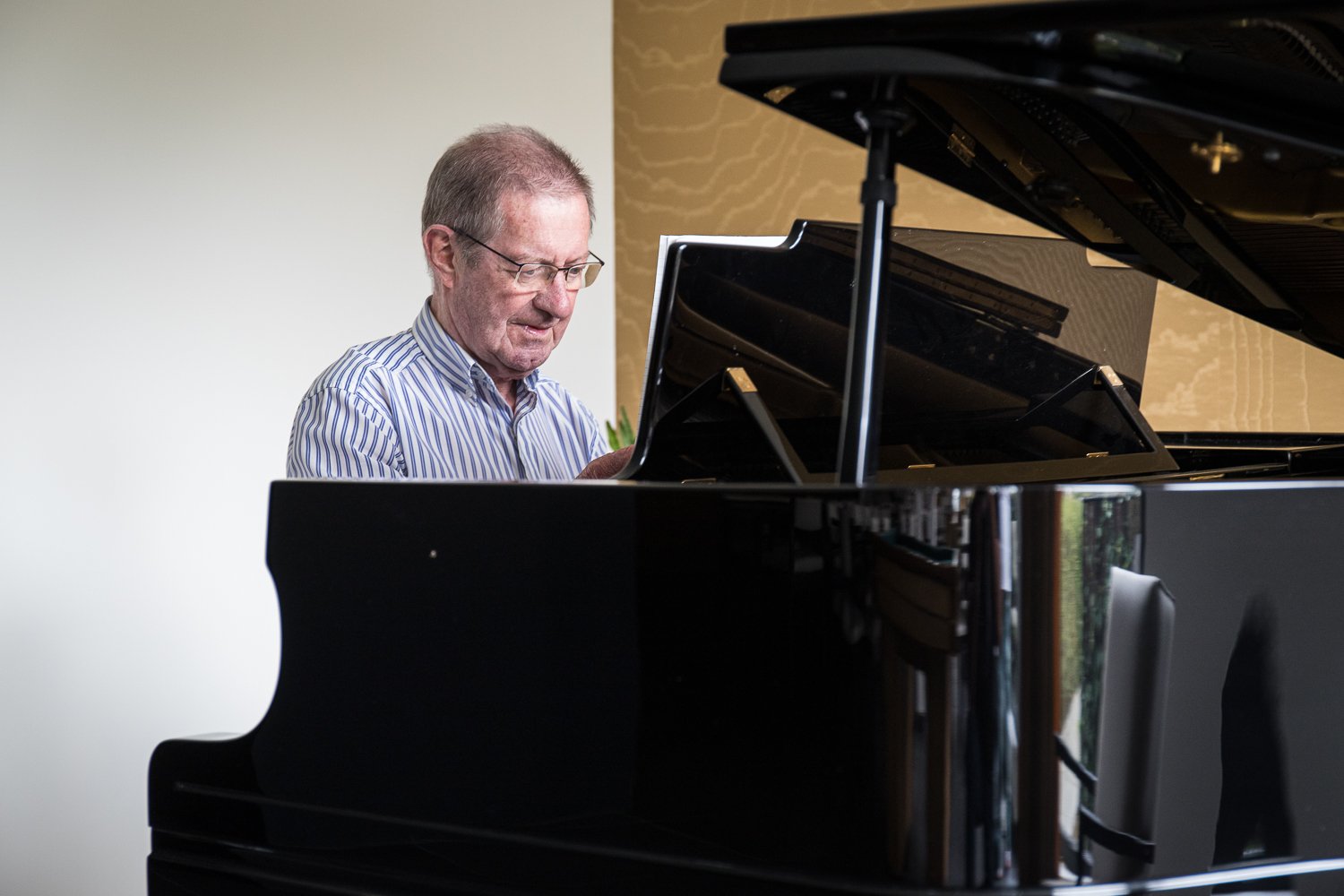 Man aan de piano