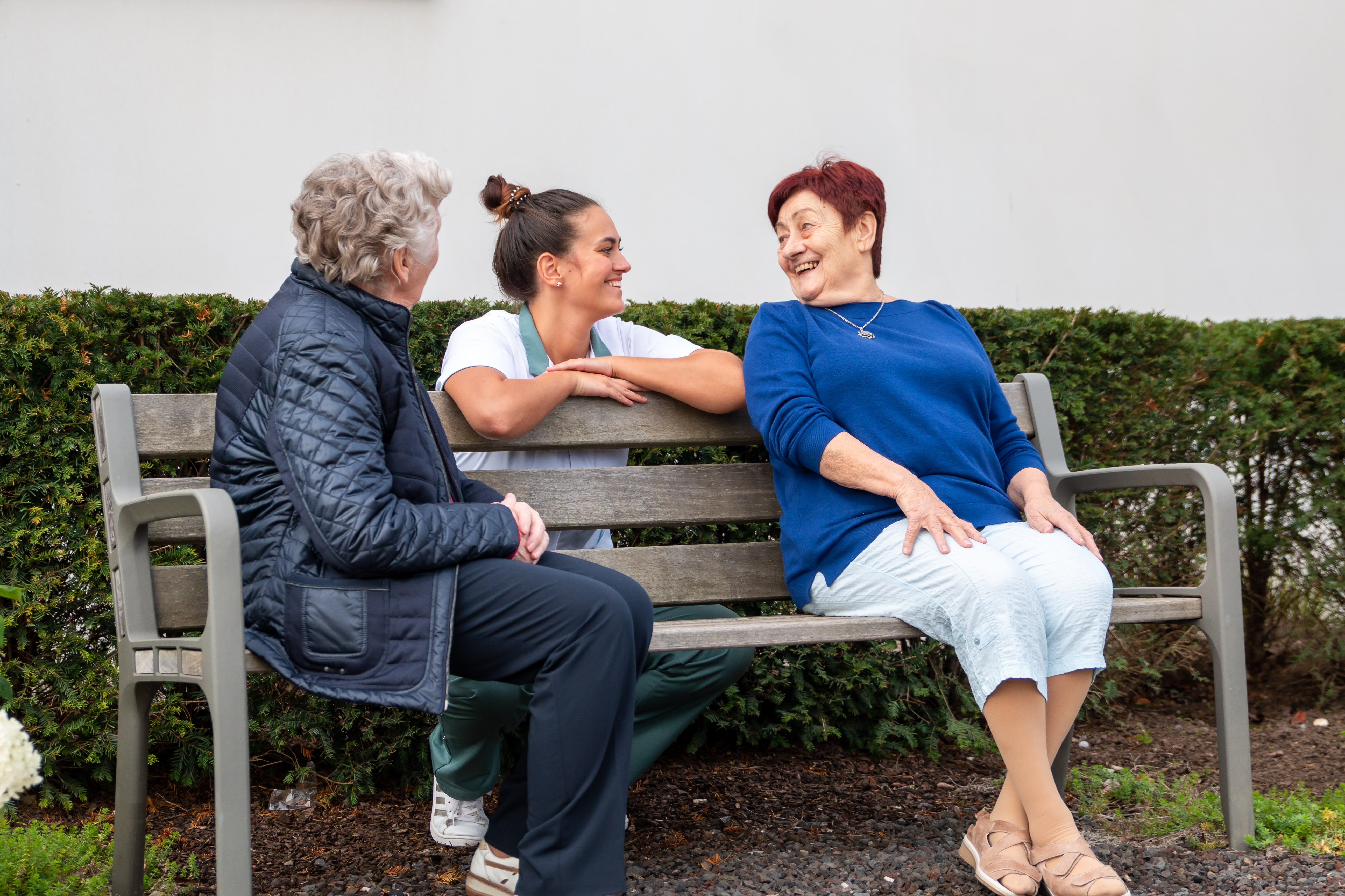 Vrouwen op bankje lachen