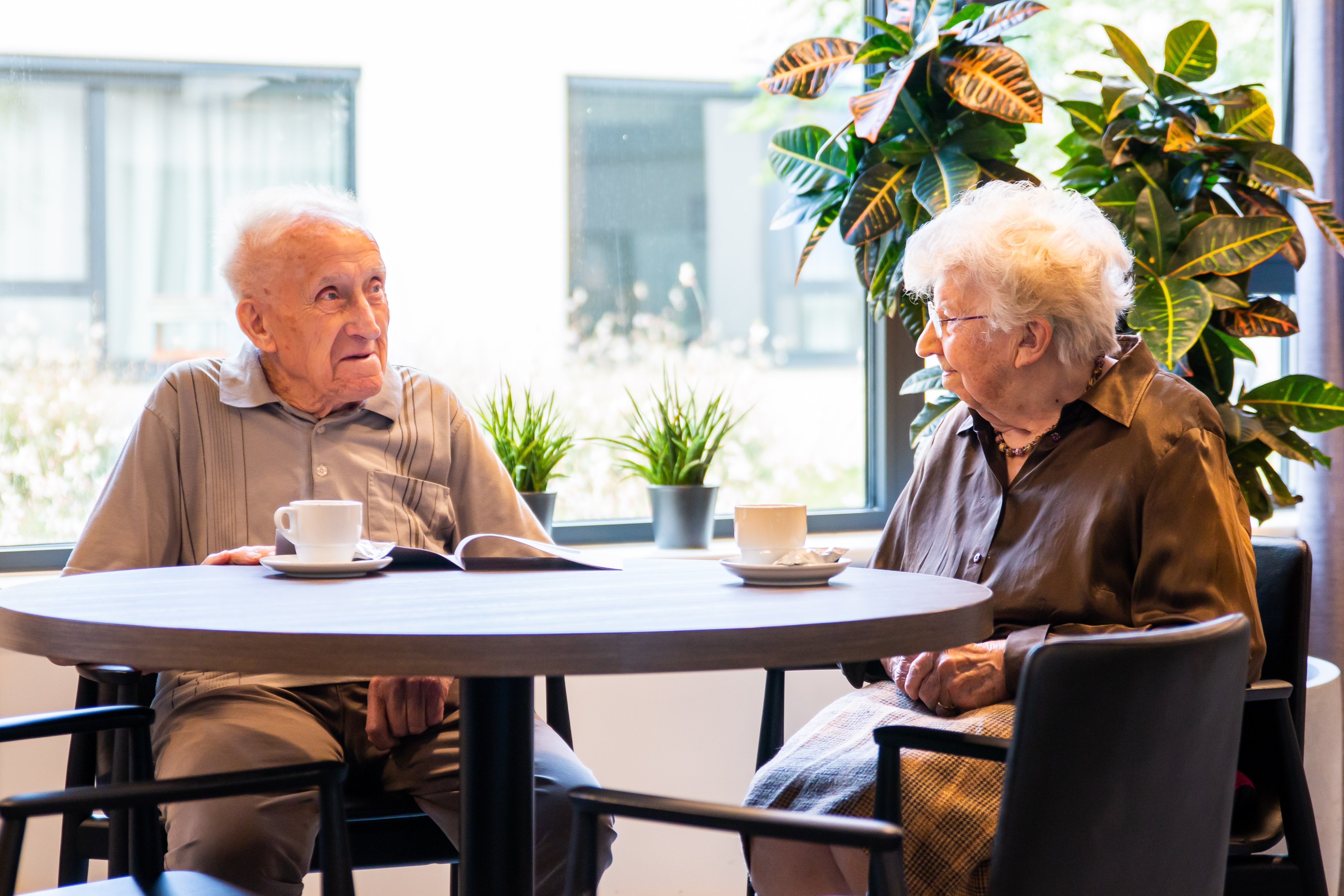 couple dans le maison de vie et de soins