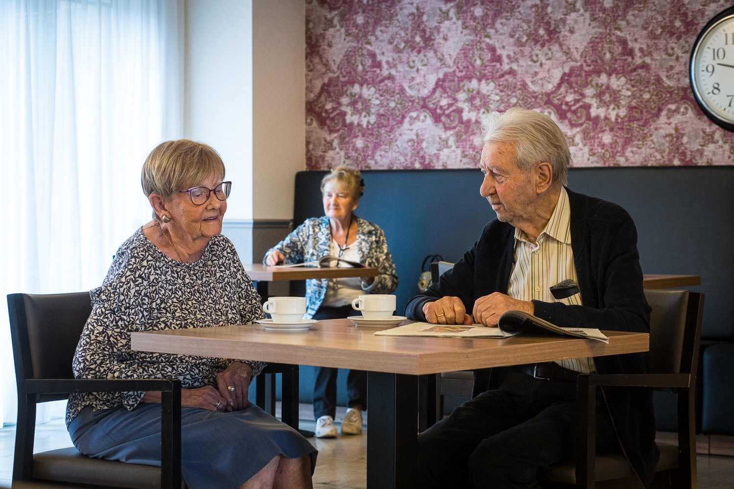 ouderen zitten in cafetaria woonzorgcentrum