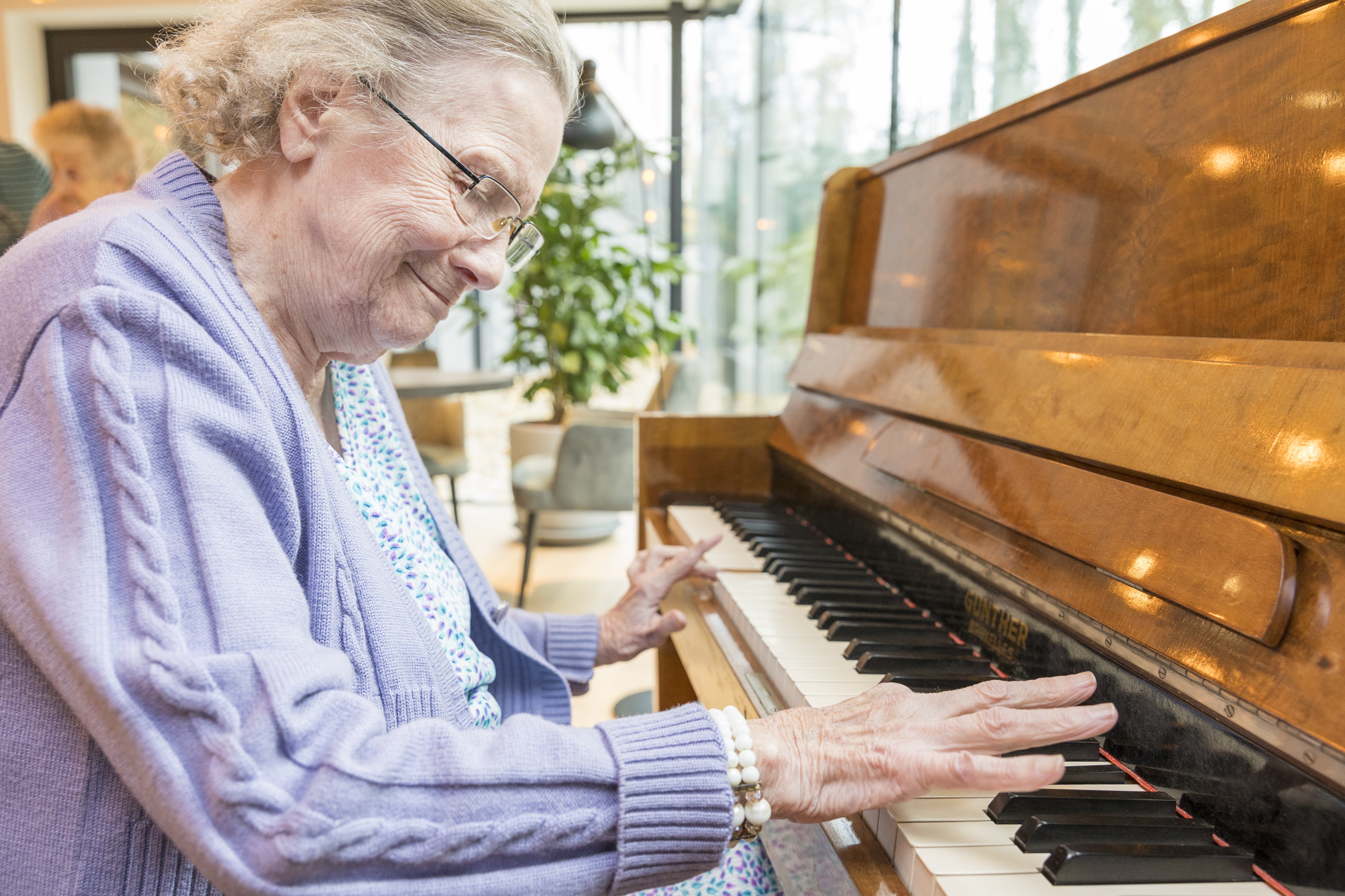 femme joue le piano