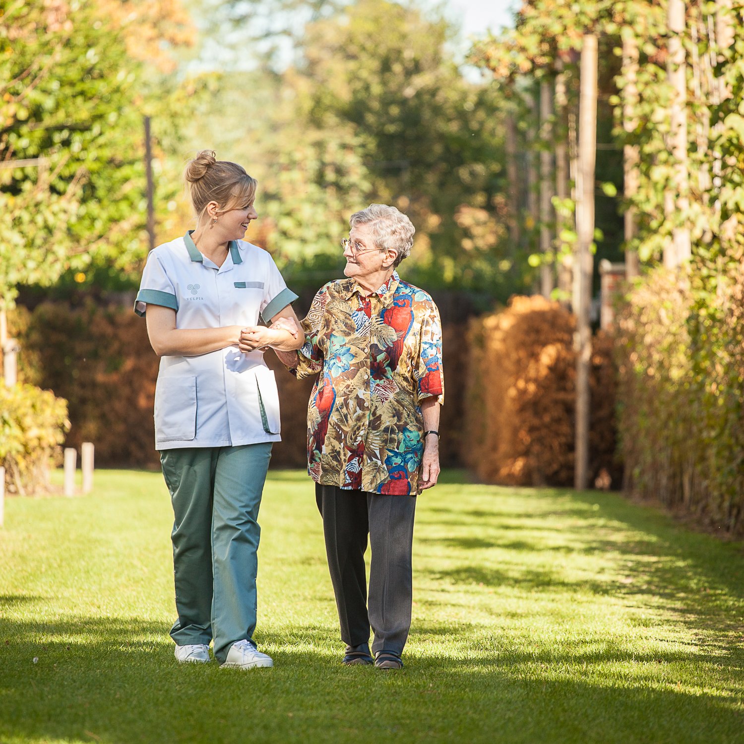 Resident balade avec l'aide-soignante